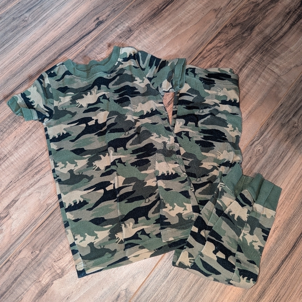 5 T Old Navy Camo Dinosaur shirt sleeve with pant pajama set.
